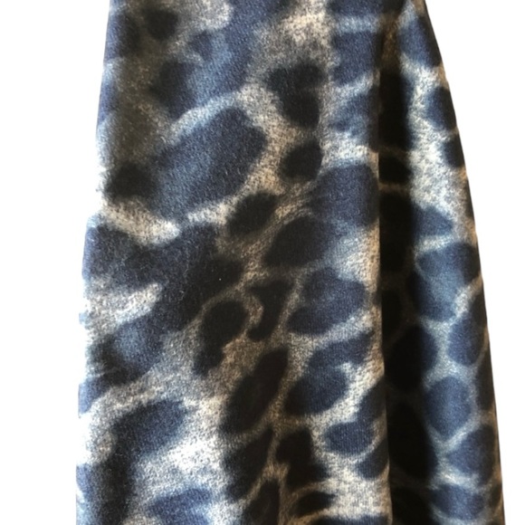 NWT REVERSIBLE PLAID AND LEOPARD SCARF/WRAP - Picture 7 of 8